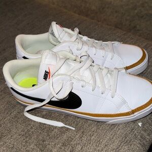 Women’s Nike Legacy Court shoes l